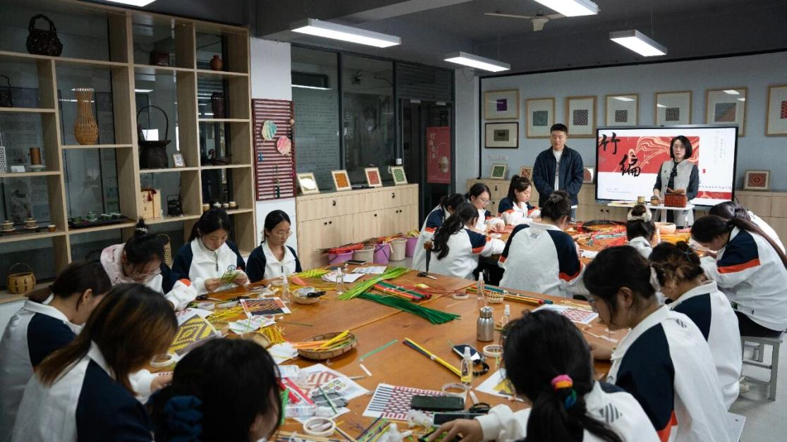 为非遗“添彩”，为青春“赋能”：江苏建院的文化育人新实践